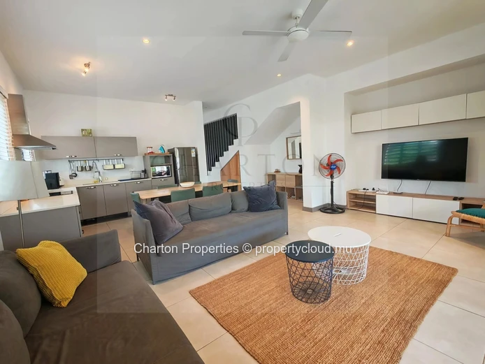 Duplex de 3 chambres avec piscine et jardin en bord de rivière à Rivière Noire