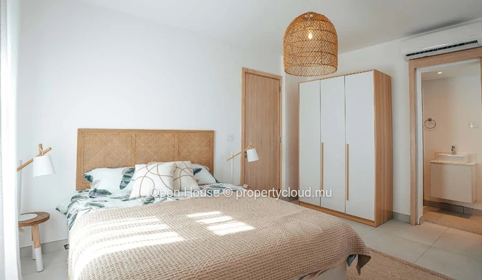 Contemporary villa in the heart of the Smart City of Tamarin. Close to school and all shops. 4 bedrooms.