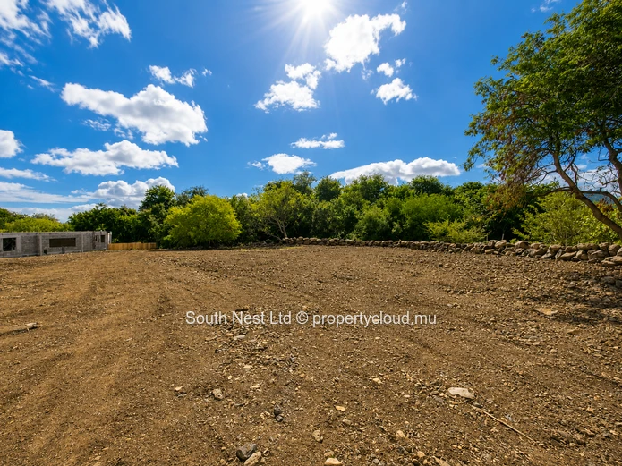 Riverside plot of land in Belouguet