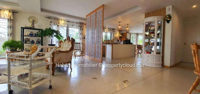 A LOUER - Maison familiale meublée et équipée de 343 m2 sur un terrain de 133 toises située dans le morcellement répu...