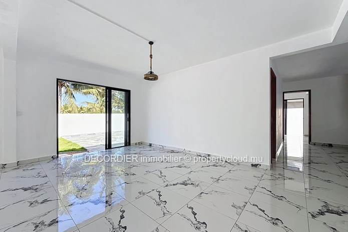 À VENDRE – Maison de plain-pied avec piscine et grand jardin