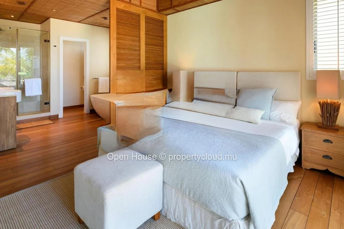 Waterfront villa for sale in the unique Marina of the island, 395m², pool, 12m boat mooring, 5 bedrooms.