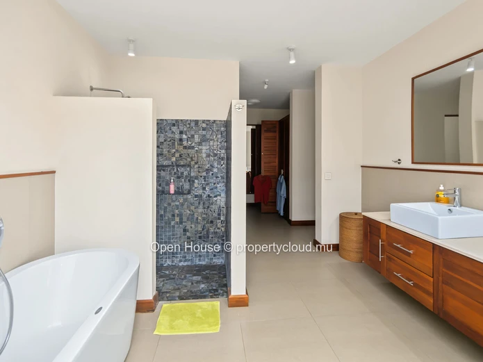 À vendre à Péreybère très belle villa de 3 chambres, 1 bureau, jardin avec gazebo et piscine privée. Accessible à tous.