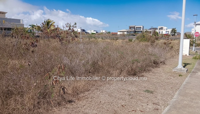 Residential plot with sea and mountain views in Flic en flac