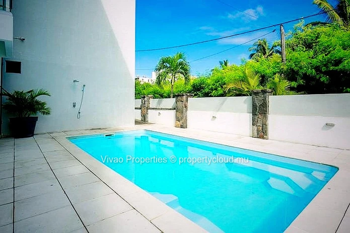 Building for sale in Trou aux Biches, 780m² living space, 671m² of land, shared pool, close to the beach and shops, 8...