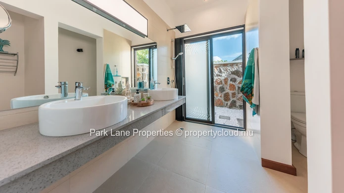 Charmante maison familiale au pied de la montagne avec un jardin tropical luxuriant et des vues spectaculaires