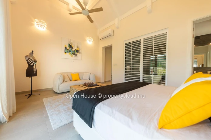 VILLA IRS à vendre à Rivière Noire, 525m² habitables, 1.180m² terrain, 6 chambres, piscine privée €.