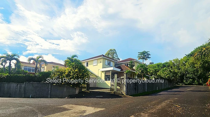Charming spacious 4 Bedroom House for Sale in Floreal
