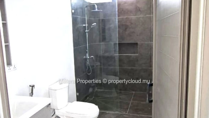 Superbe villa non meublée à vendre à Calodyne avec 1580m² de surface habitable et 316m² de terrain - Seulement Rs!