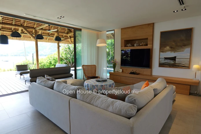 Villa pieds dans l'eau de 280 m² à vendre à Rivière Noire