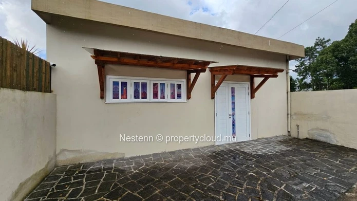 Petit emplacement commercial central 