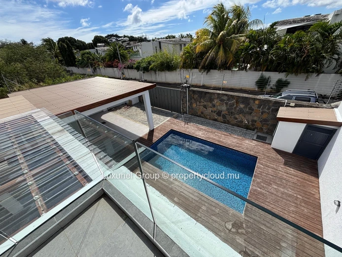 Villa contemporaine de 5 chambres, piscine privée, et espaces de vie généreux