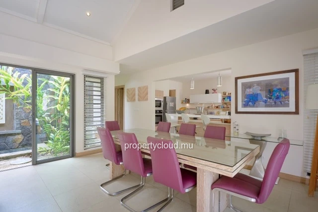 For sale: villa in a prestigious residence accessible to foreigners. Two minutes from the center of Grand Baie.