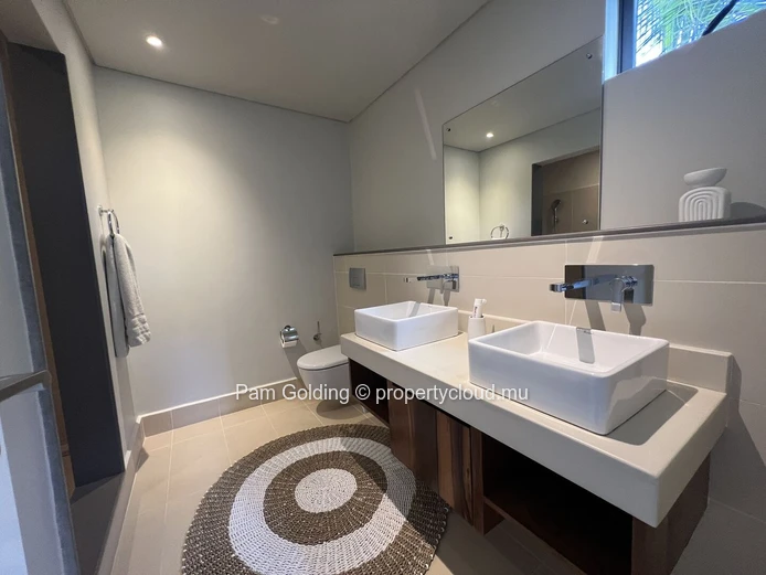 Appartement meublé de 3 chambres à La Balise Marina, Rivière Noire – Accès direct à l’océan et vues sur les montagnes
