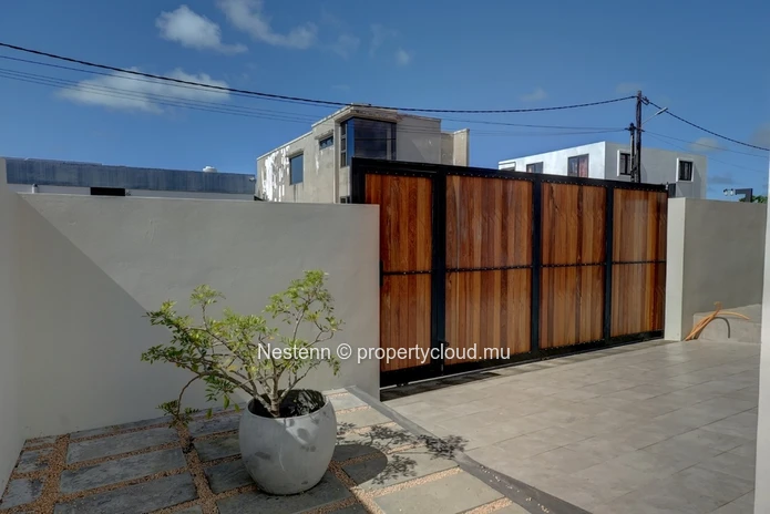 Maison moderne de 226 m² dans le Morcellement Fairview.