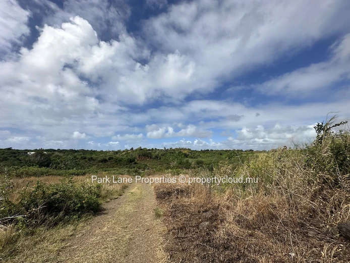 Beau terrain résidentiel de 2 532 m² au calme à Réunion Maurel