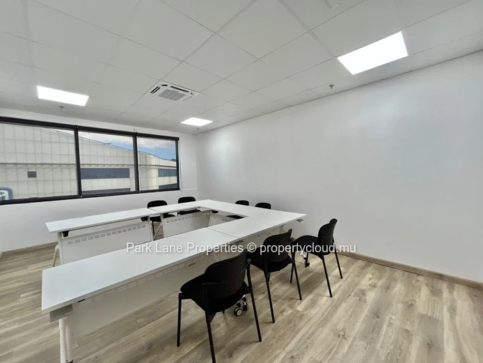 Bureau de 1 011 m² à louer à Ebène