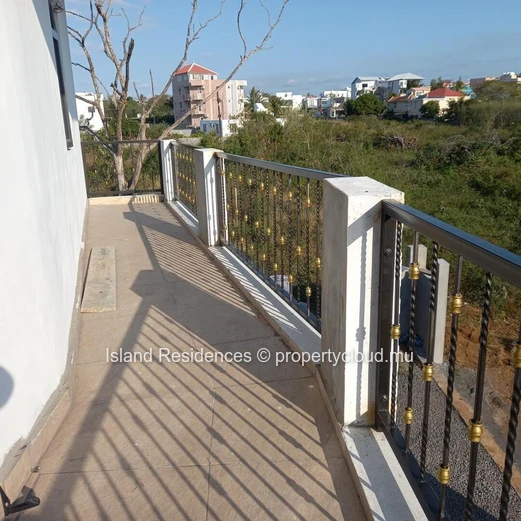 1st floor apartment with 2 AC bedrooms, terrace and parking space