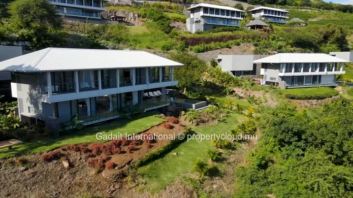Villa contemporaine avec vue panoramique sur le lagon à Rivière Noire