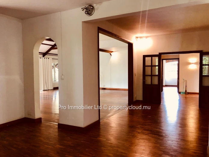 House in the prestigious diplomatic enclave of Avenue King George V, Floréal. FOR RENT