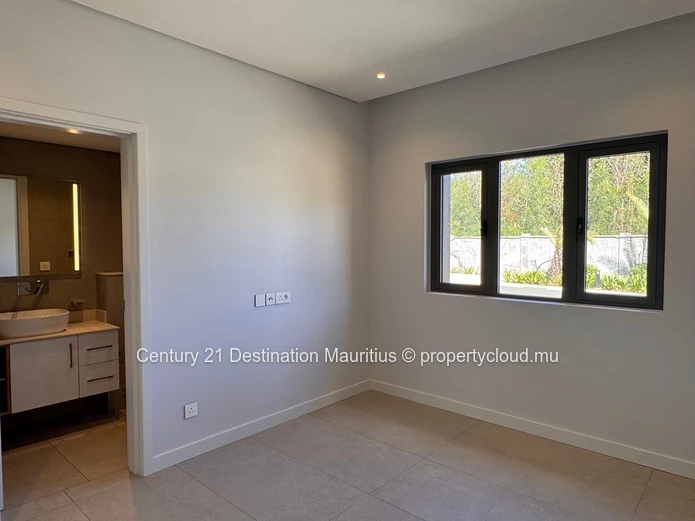 Ground Floor Corner Apartment | La Pointe | Pointe aux Canonniers | 130m²