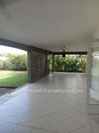 5-Bedroom Villa for Rent in Tamarin, 280m² Living Space, beach access