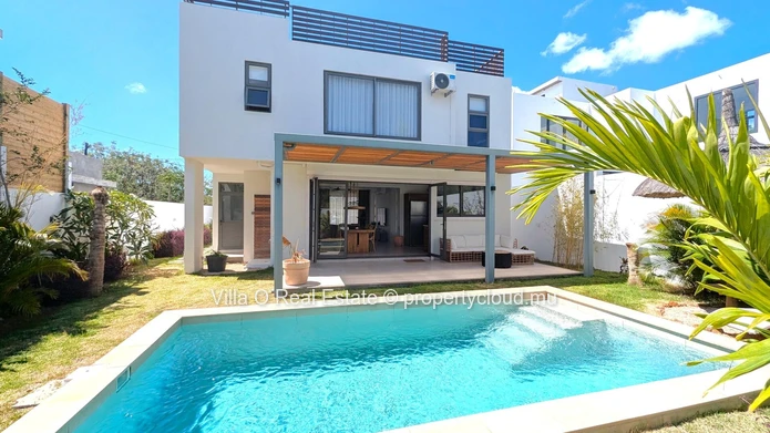 Séduisante maison au look sophistiqué, grâce aux matériaux noble et finitions haut de gamme. La piscine au sel est su...