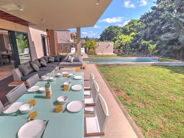 3-bedroom villa with private pool, jacuzzi, sea access, and close to golf