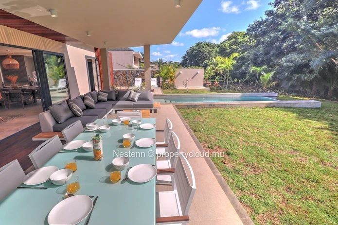 3-bedroom villa with private pool, jacuzzi, sea access, and close to golf