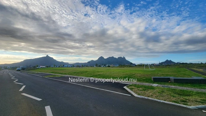 Terrain à vendre à l'Avenir, 581,12 m² clôturé avec vue sur la montagne, proche des écoles, des arrêts de bus, du gol...