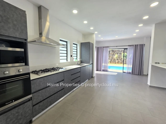 Magnifique villa en duplex meublée à louer au cœur de Grand Baie