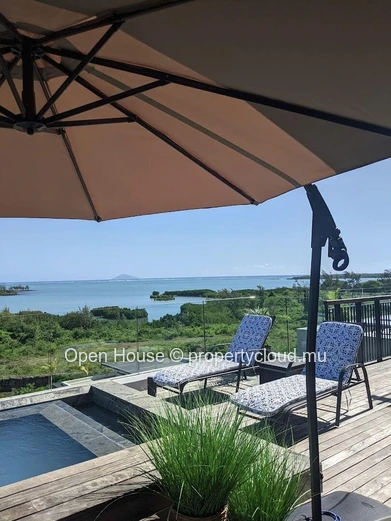 Luxurious penthouse facing the sea in the heart of a prestigious estate. 3 bedrooms, Master suite. Pool and restauran...