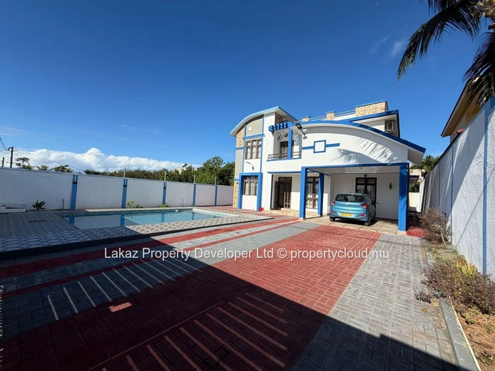 Maison meublée 4 chambres avec piscine à louer à Calodyne
