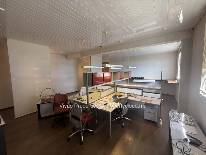 Bâtiment industriel de 1670m² à vendre à Phoenix avec un terrain de 4560m² - Rs 100m