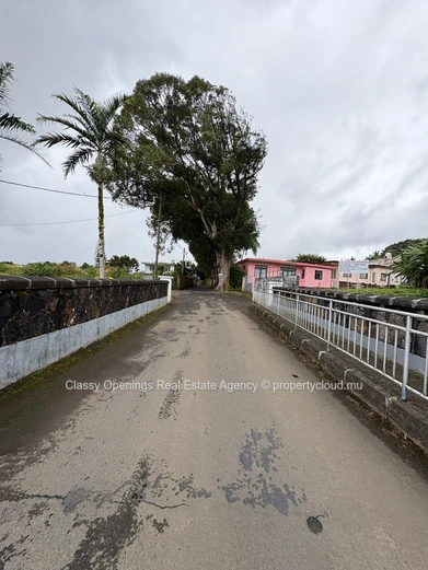570 m² Walled Lot in Eau Coulée — Quiet Street, Near Bus, Schools & Shops