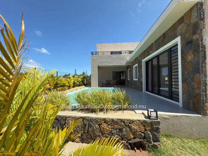 La sérénité côtière vous attend : Votre villa moderne à Calodyne