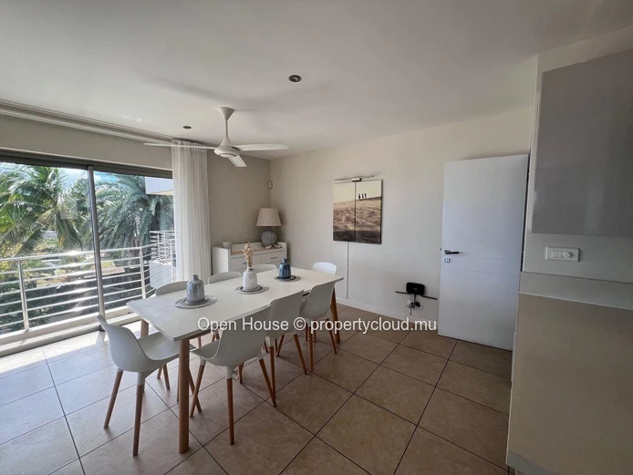 Penthouse pieds dans l'eau, vue panoramique sur la mer et la plage de trou aux biches, 3 chambres en suite. Piscine.