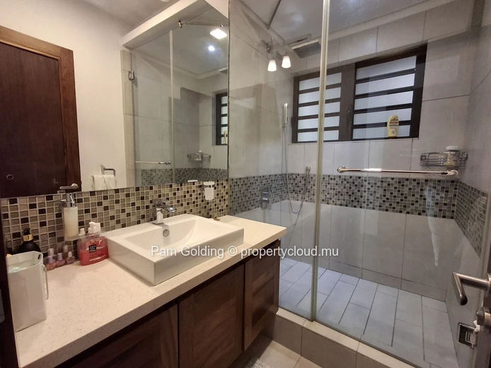 Appartement à vendre à Rivière Noire, 3 chambres, 240m² avec piscine commune