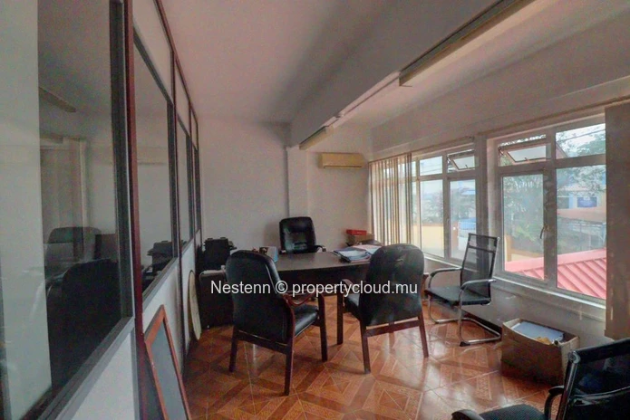 Spacious office on the 1st floor, offering peace and quiet and optimal working conditions.