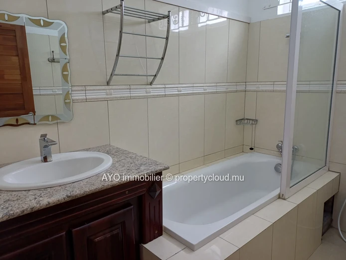 Belle maison semi meublée de 4 chambres avec piscine à Saint Antoine