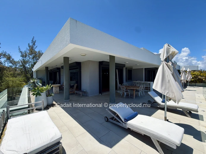 Luxury Beachfront Penthouse in Pereybere – Panoramic Ocean Views of Coin de Mire