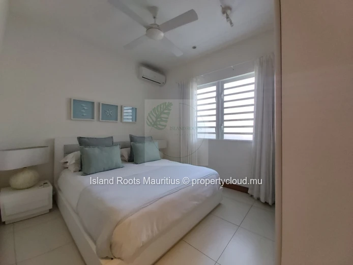 Beachfront apartment located in the north of the island !