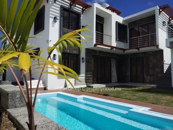 Stunning New Family Villa Double Garage  With Pool For Rent