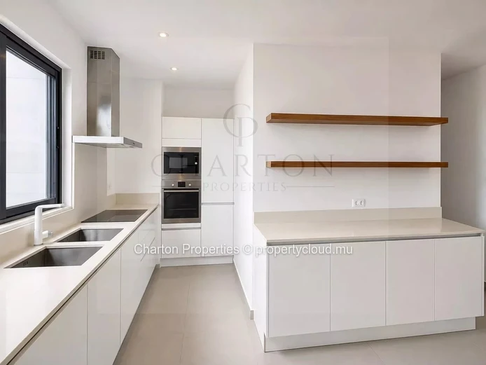 Two-bedroom apartment with shared pool near Peyrebère beaches