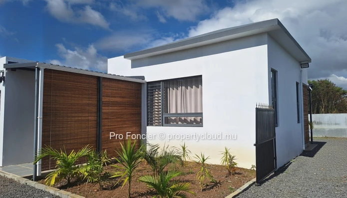 House for rent in Calodyne - Contemporary 390 m² New Villa idyllic Setting Between Pool and Living Space