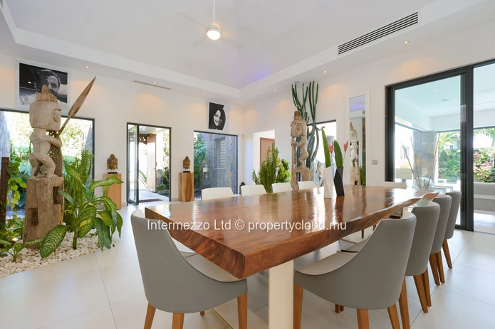 Luxury villa for sale in Cap Malheureux, Pereybère – 414 sqm living area, 1,065 sqm plot, 4 bedrooms, office, private...