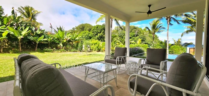 To rent: Furnished and equipped house of 237 m² on a plot of 1500 m² at Baie du Cap