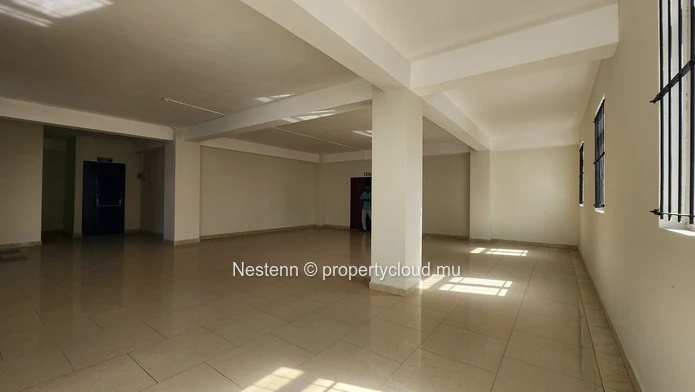Espace de bureaux lumineux non meublé de 126,54 m² à Port Louis, avec balcon, ascenseur privé et fibre optique, à pro...