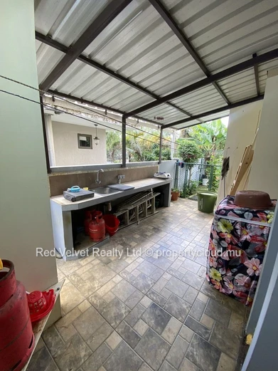 Maison de plain-pied entièrement meublée de 3 chambres à louer à Ébène