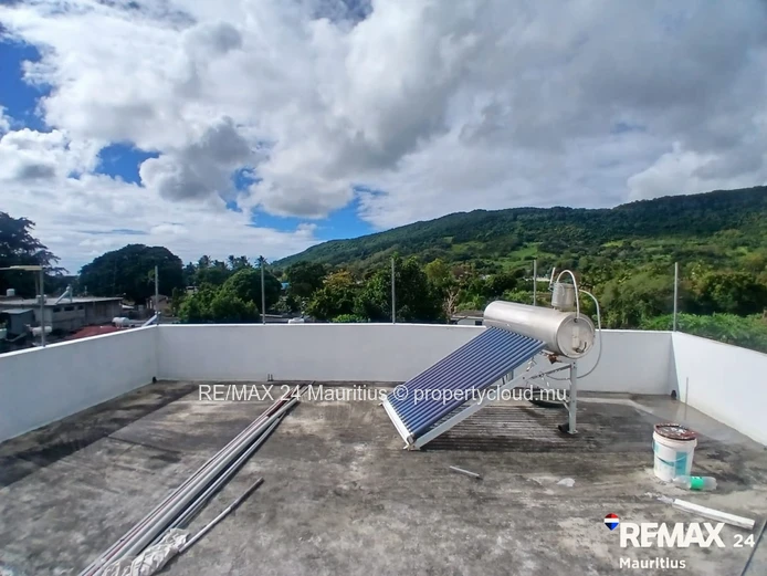 Spacious 5-Bedroom Family Home with Stunning Mountain Views